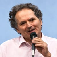 ortrait de Pierre Truchel tenant un microphone.